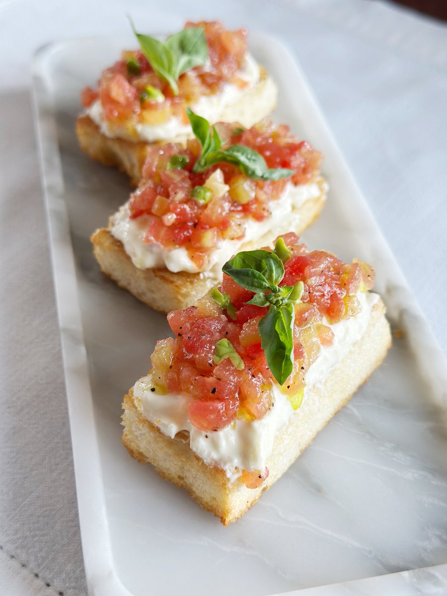 Bellissimoyoshi's tweet image. 皆さん、イタリア料理店「Alto」ってめちゃくちゃ美味しいぜ！しかも最後に食べたティラミスでイタリアのことを思い出して、感動！😂✌️ Buonissimo!❤️
まあ、日本に帰ったら松屋の牛飯食いて…
無料サービス券も持ってるし…笑
#ベリッシモ #料理研究家 #fourseasons #jakarta #ジャカルタ #松屋