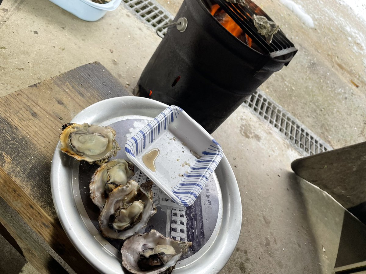 雪の降る中、休憩がてら焼き牡蠣🦪&amp;椎茸の菌打ち🔨゛