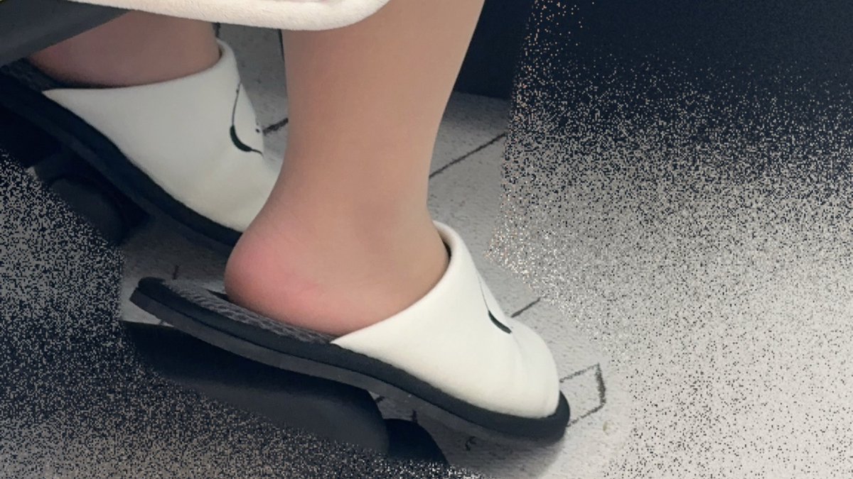 sisi760034's tweet photo. どっちもいい匂いするかな🦶
#パンスト https://t.co/SP1rllEbOh