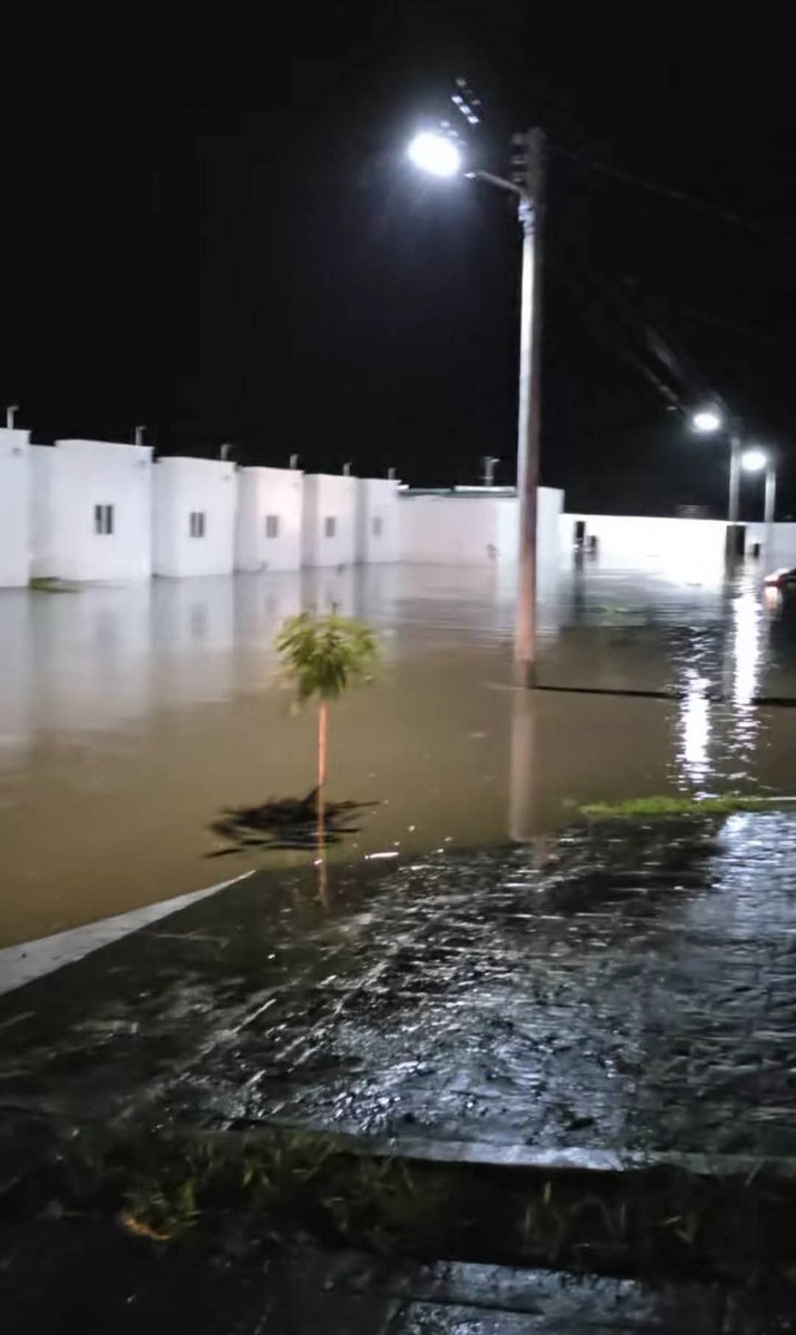 ElJusticiero_SV's tweet image. SE REP0RTA INUNDACIÓN EN CIUDAD MARSELLA HAY PERSONAS ENOJADAS QUE HAN PERDIDO MUCHAS COSAS DE SUS PERTENENCIAS Y ESO QUE NO ESTAMOS EN INVIERNO LA EMPRESA CONSTRUCTORA DEBE DE RESPONSABILIZARSE @nayibbukele @Defensoria_910