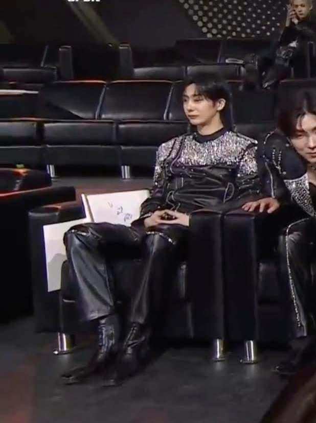 _imnamego5rae's tweet image. WHY IS IT ALWAYS HYUNGWON 😭