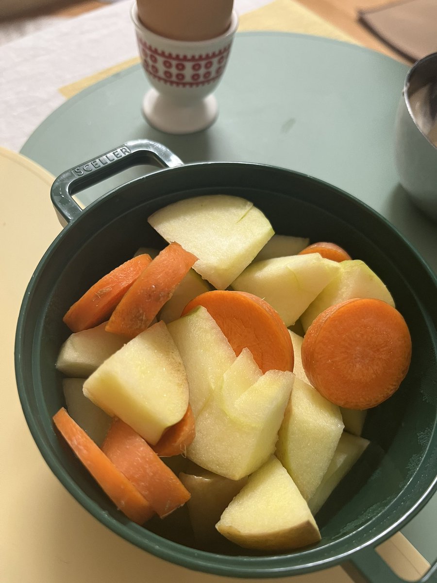 살짝 전자렌지에 돌려 익힌 사과 (당근을 곁들인) 맛있다. 따뜻하고 달콤해.