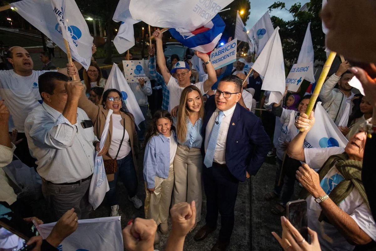MoscoaLaura's tweet photo. Cada día somos más, estamos muy orgullosas de soñar a tu lado y trabajar por cambiar el destino de nuestra nación. 

Te amo 💙🤍💙🤍 @FabriAlvarado7 

#apoyo #familia #primerdebate https://t.co/aiOeDchlFc