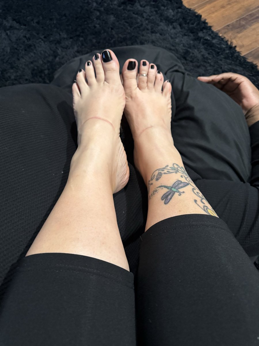 Can’t even see my face under these big feet lol <a href="/GoddessShay12s/">Goddess Shay</a>