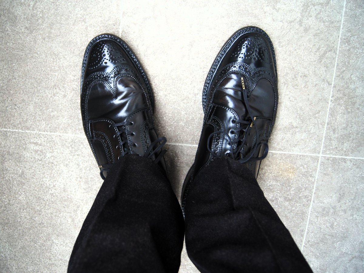 ryo_17style's tweet image. Allen Edmonds
MacNeil 9177 - Cordovan Last.97  #ryo17靴020

翼が果てしなく線を描き
革は深い艶で沈黙を支配する
歩けば古典が路上で演説します