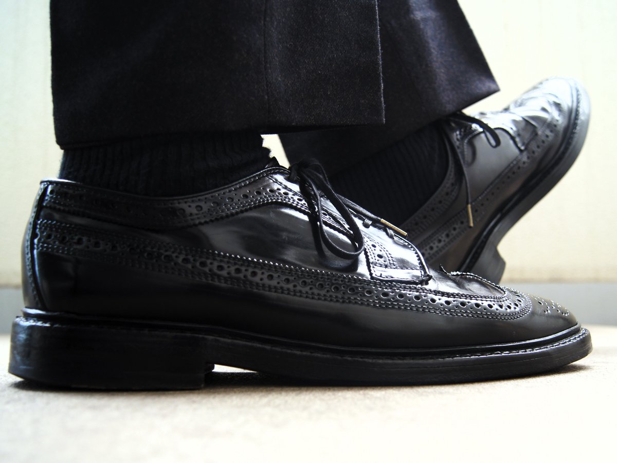 ryo_17style's tweet image. Allen Edmonds
MacNeil 9177 - Cordovan Last.97  #ryo17靴020

翼が果てしなく線を描き
革は深い艶で沈黙を支配する
歩けば古典が路上で演説します