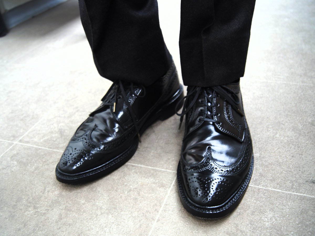 ryo_17style's tweet image. Allen Edmonds
MacNeil 9177 - Cordovan Last.97  #ryo17靴020

翼が果てしなく線を描き
革は深い艶で沈黙を支配する
歩けば古典が路上で演説します