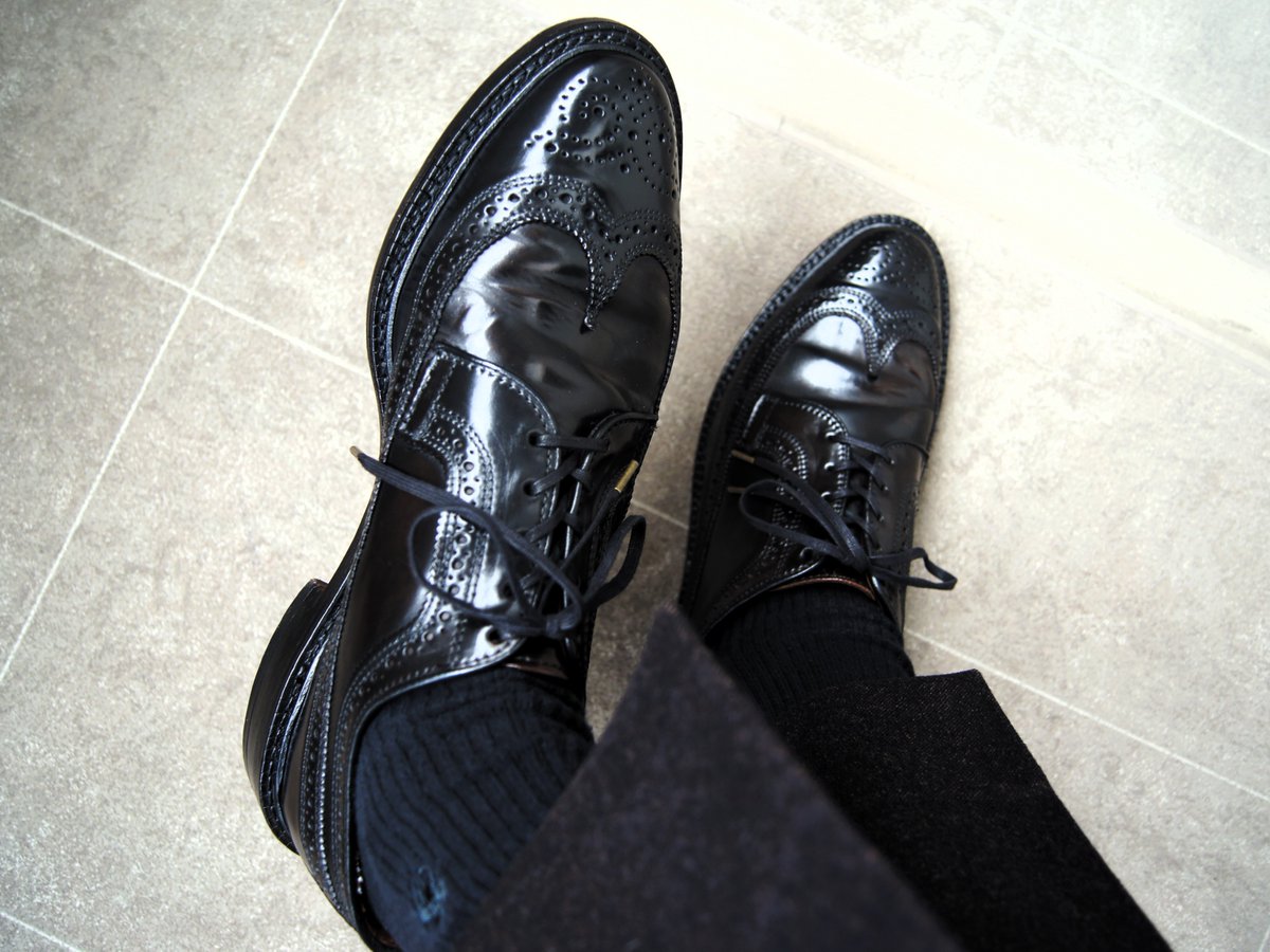 ryo_17style's tweet image. Allen Edmonds
MacNeil 9177 - Cordovan Last.97  #ryo17靴020

翼が果てしなく線を描き
革は深い艶で沈黙を支配する
歩けば古典が路上で演説します