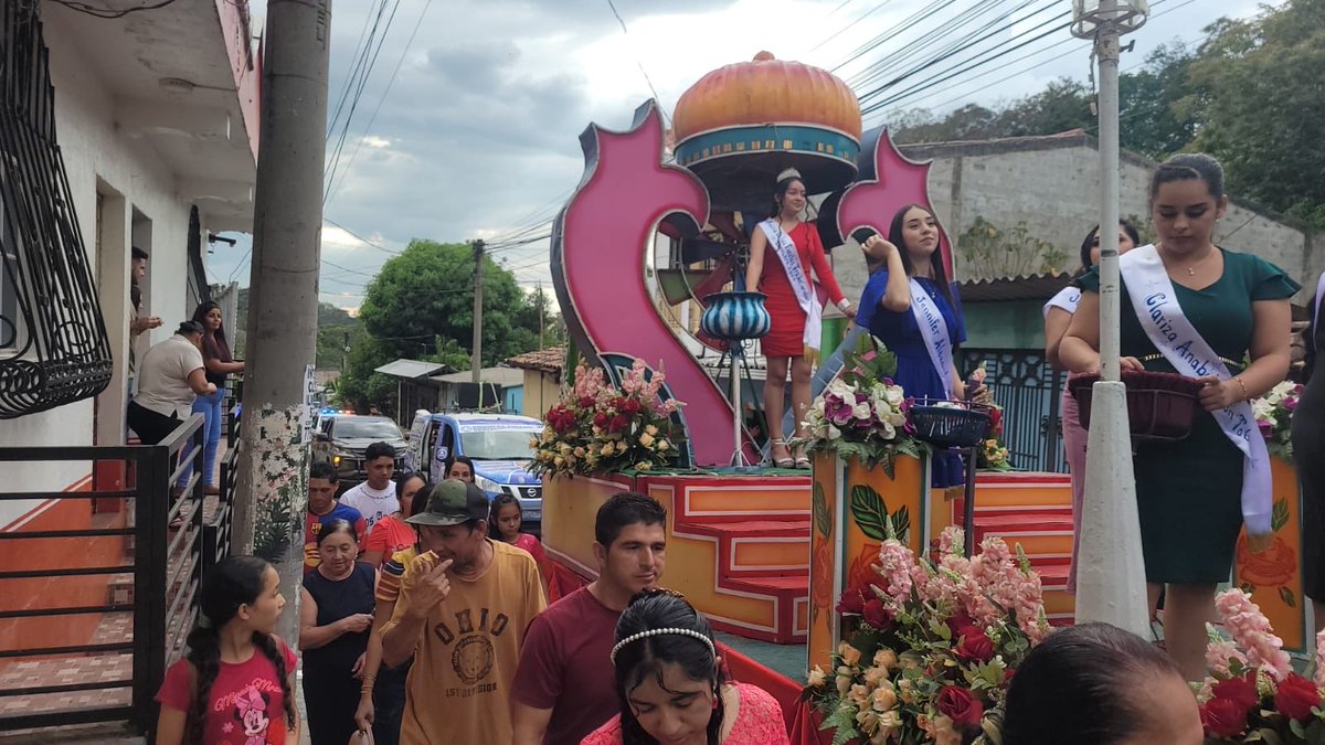 Dip_Cardoza's tweet photo. Un fuerte abrazo a la familia de Comalapa, que disfruten de las Fiestas Patronales organizadas por el Comité, el Distrito y la Alcaldía de Chalatenango Sur, presidido por Milton Serrano. https://t.co/agugFWVXmI