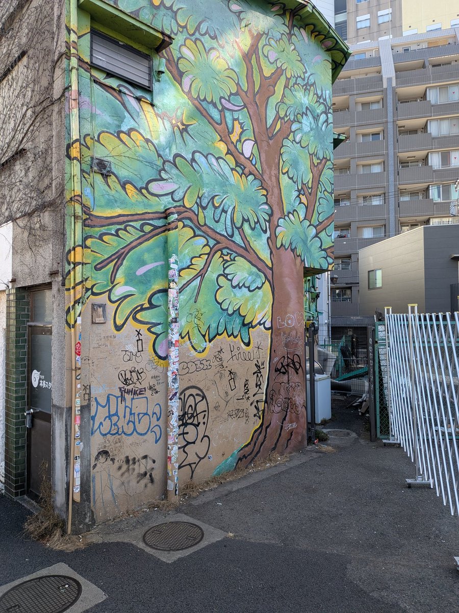 yoshika_11's tweet image. アー写の壁🧱
いつの間にかぼっちちゃんの落書きがｗ