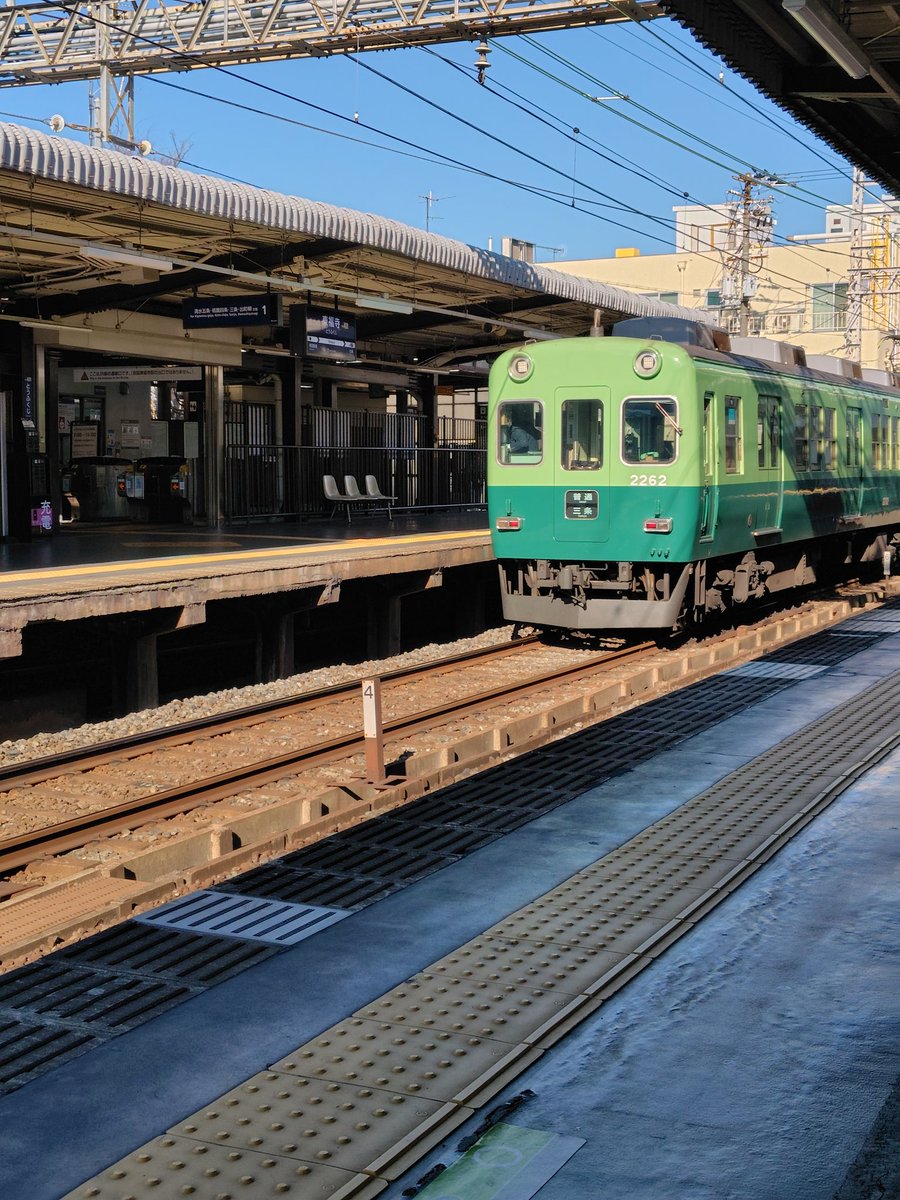 tomy47446937's tweet photo. 京阪電車に乗った。
車内モニターに駅、乗り換え情報など一切流れない。CMのみが流れてる。
斬新だ‼️ https://t.co/jDGHdyWObc