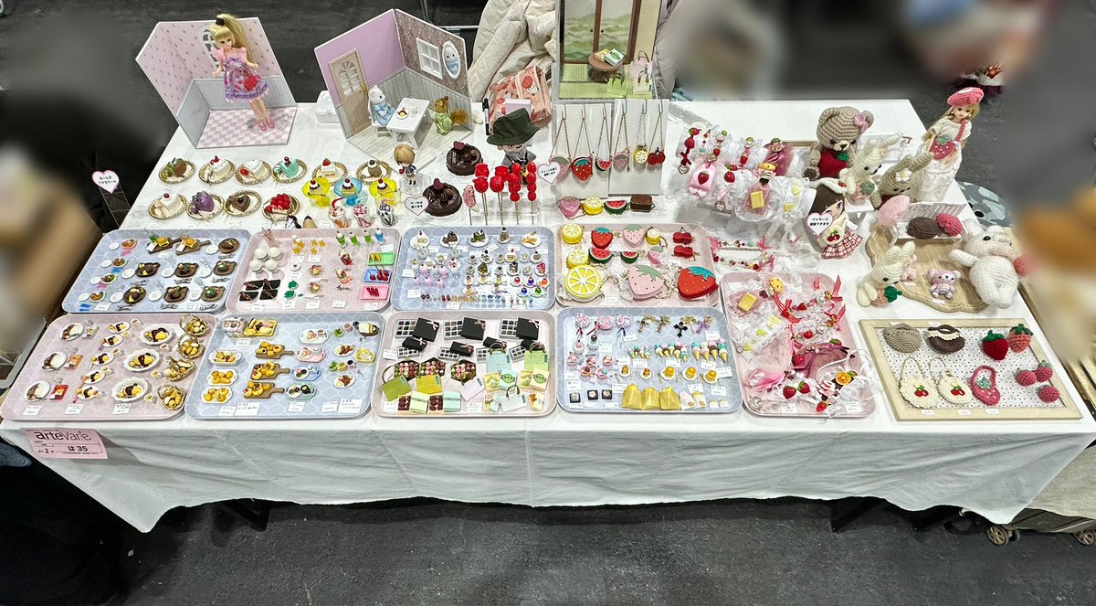 arteVarie始まりました💕
また、ギリギリ💦
<a href="/dear_one_2023/">Dear one</a> さんにも可愛いあみぐるみとニット小物少し出してもらってまーす❣️
ブース｢は35｣でお待ちしております😊
⁡
 #artevarie  #ミニチュアフード  #ドール  #ぬい