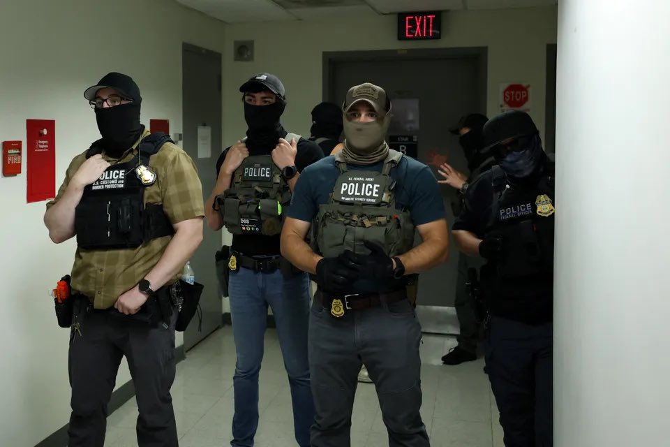 애초에 공무수행하는 경찰 주제에 얼굴을 왜 싸매서 가리는 거임? 신원을 확인할 수 있는 인식표도 없고. 애초에 저런 복장하고 얼굴 다가린 다음 책임에서 자유롭게 지맘대로 사람 패고 쏴죽이고 다니라고 부추기는 것 같음. 트럼프의 사병, 네오 KKK단.