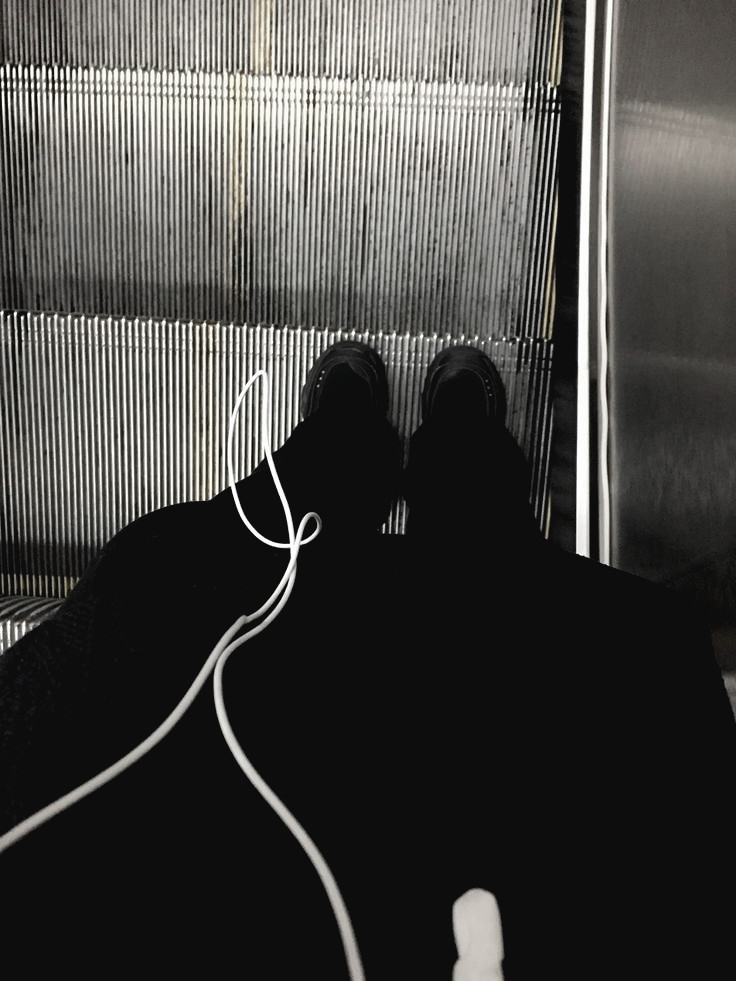 biteyz_'s tweet image. 조용한 밤, 커다란 실망들.
세상은 엉망이고, 나는 그 안에 있다.