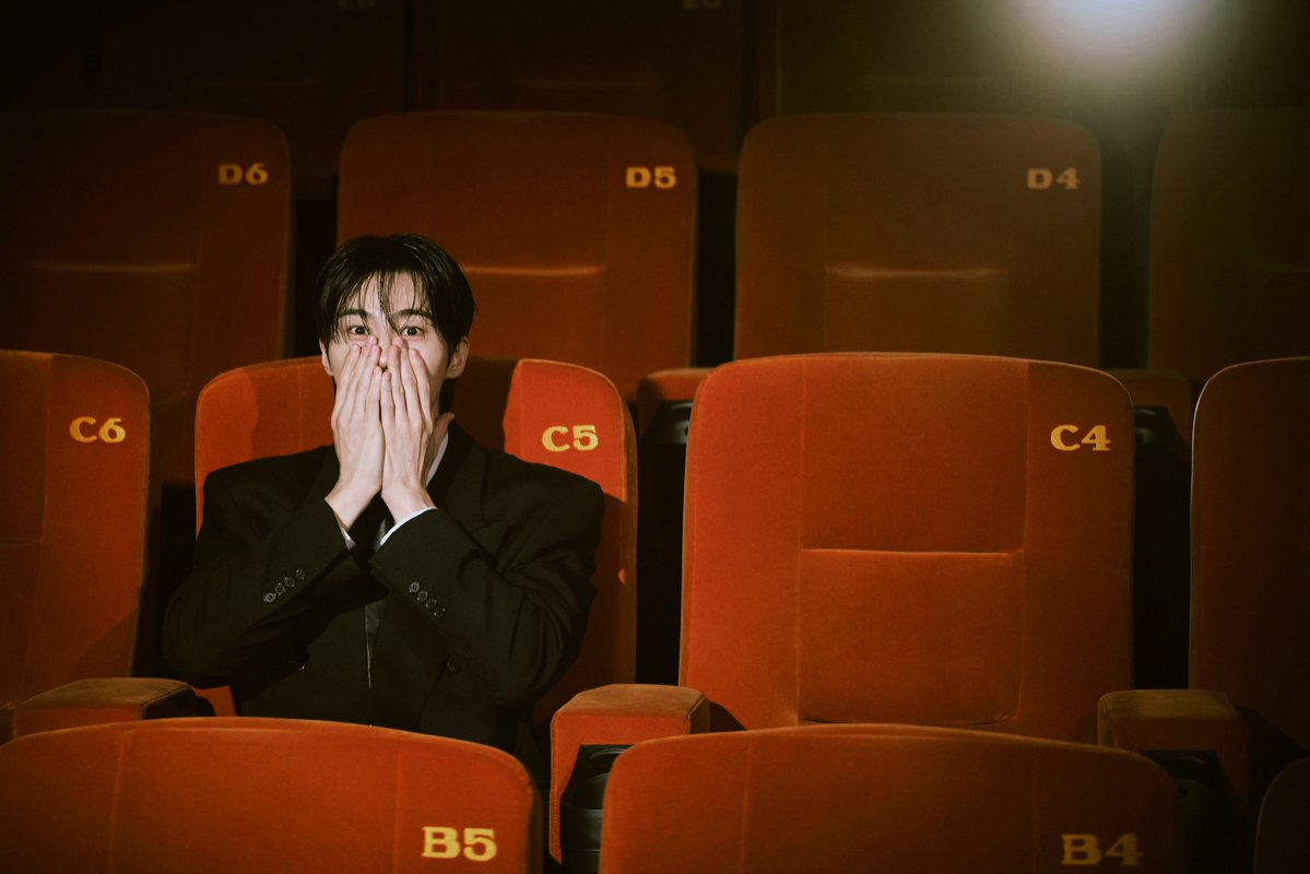 VARO_ent's tweet image. [📷]

🧸👓
𝑉𝐴𝑅𝑂 𝑖𝑛 𝑡ℎ𝑒 𝐶𝑖𝑛𝑒𝑚𝑎 🎬

#변우석 #ByeonWooSeok
#바로엔터테인먼트 #VAROentertainment