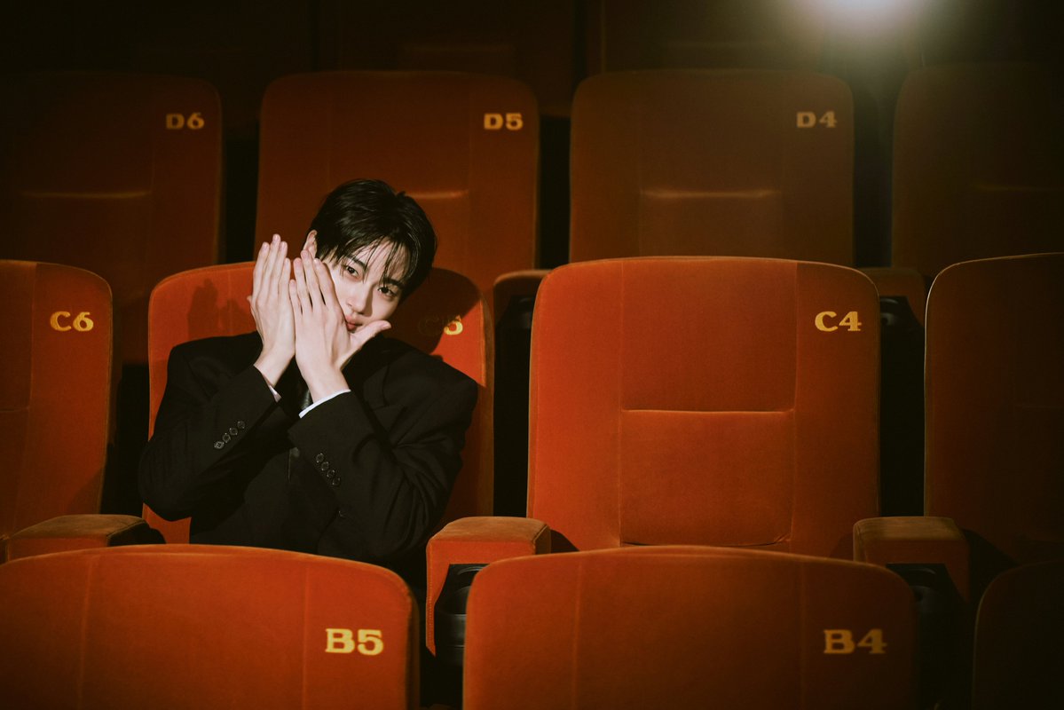 VARO_ent's tweet image. [📷]

🧸👓
𝑉𝐴𝑅𝑂 𝑖𝑛 𝑡ℎ𝑒 𝐶𝑖𝑛𝑒𝑚𝑎 🎬

#변우석 #ByeonWooSeok
#바로엔터테인먼트 #VAROentertainment