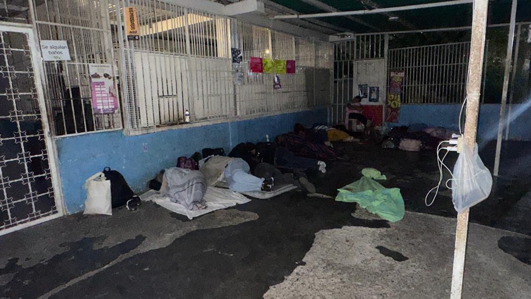 RHelicoide's tweet image. #URGENTE 

Estas son las condiciones de los familiares que esperan noticias de quienes están injustamente encarcelados en el Centro de Tortura el Rodeo I. 

Desde que se anunció en televisión que vendrían excarcelaciones, los familiares se han movilizado a los distintos centros…