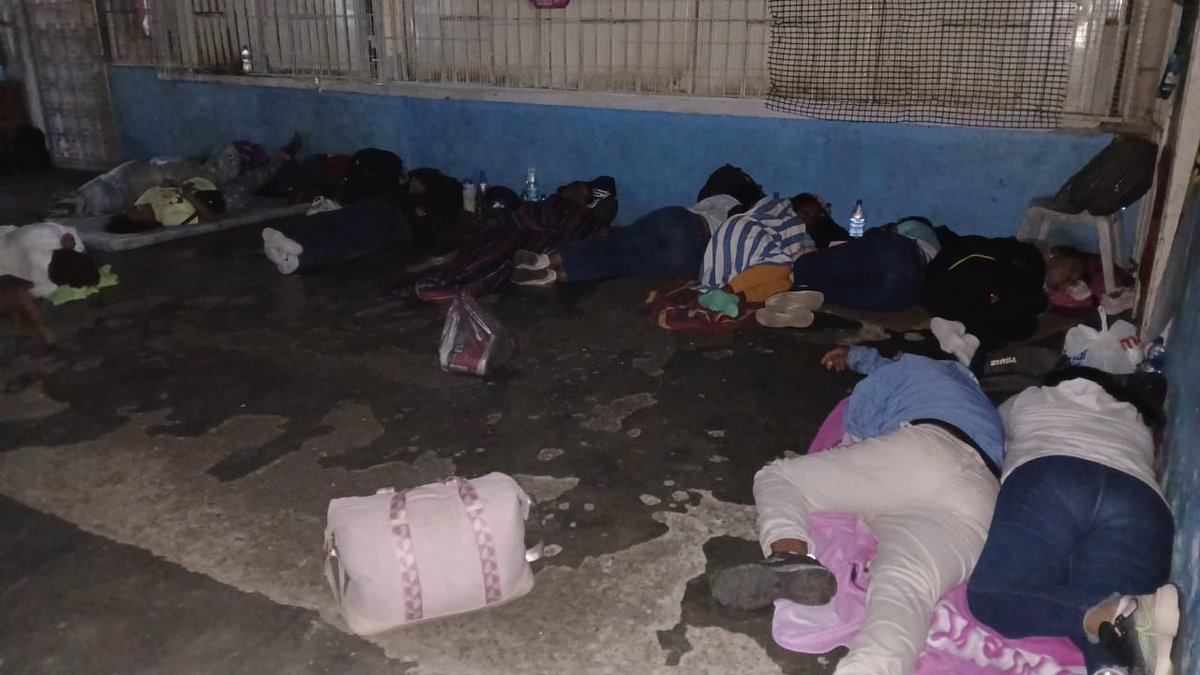 RHelicoide's tweet image. #URGENTE 

Estas son las condiciones de los familiares que esperan noticias de quienes están injustamente encarcelados en el Centro de Tortura el Rodeo I. 

Desde que se anunció en televisión que vendrían excarcelaciones, los familiares se han movilizado a los distintos centros…