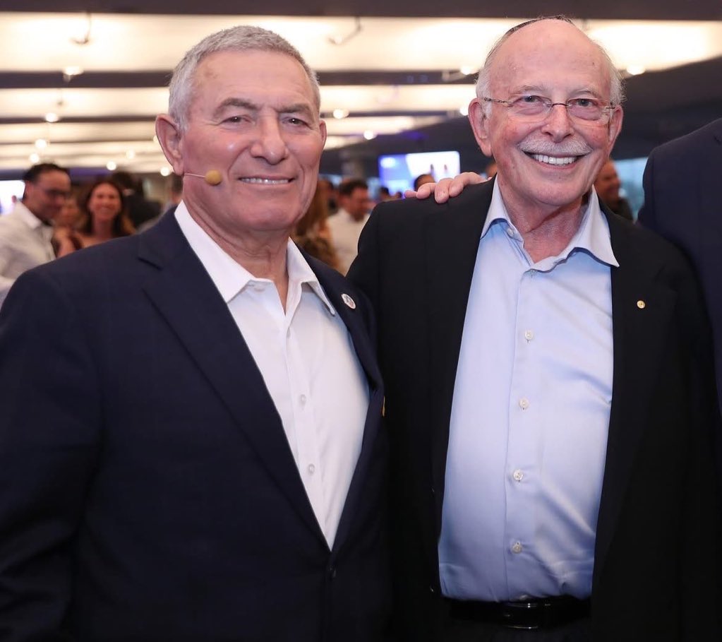 AltMediaWatch's tweet image. While @LeiblerMark is whining about Dr. Randa Abdel-Fattah here is a photo of him smiling with alleged war criminal Doron Almog, accused of killing 2 children &amp;amp; a pregnant woman in Palestine.

This is the Zionist idea of social cohesion, where war crimes aren’t worse than words.