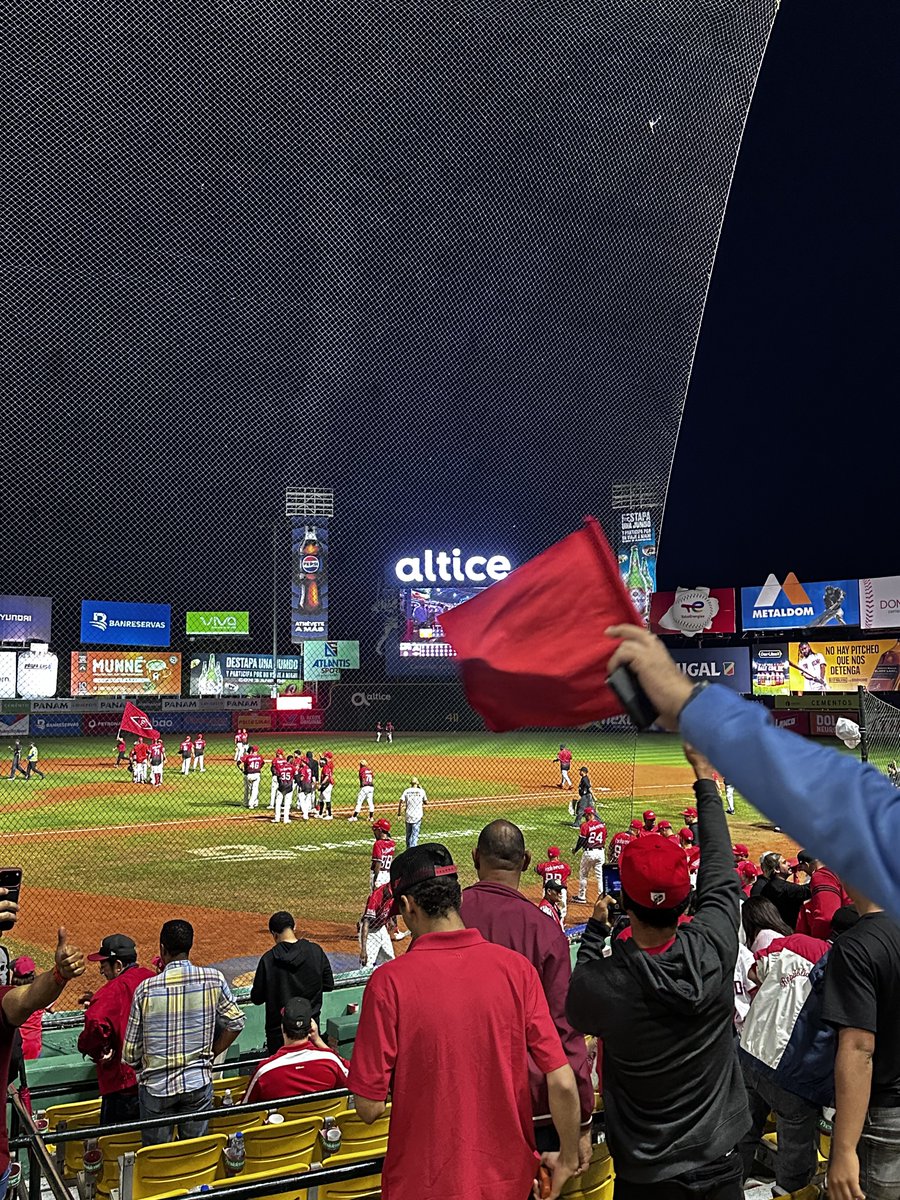 ArielMancebo's tweet photo. Se dan las manos 🤝 en El Coloso: Ganaron #LosCampeones 8-3 a 🐥.

Se cogen alante esas 9W en los primeros 12 del Round Robin 👊🏾 https://t.co/SARfw29Znt
