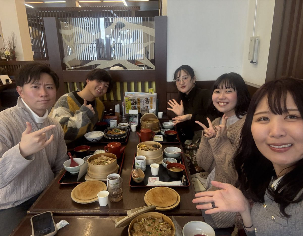 本日は2月14日のジョイントコンサートへ向けて仙台練習😳✨

ドライブインで美味しいごはんを食べました♪
（ごぼう茶がおいしかった♡）

たくさん食べて力をつけたので夜まで練習頑張るぞ💪
まずは無事に仙台まで向かいます♫