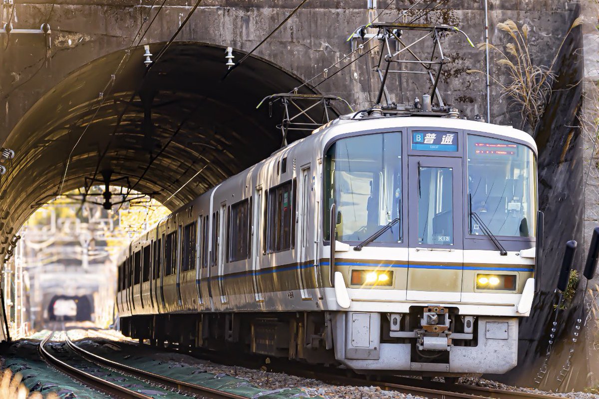 暇なのでダブルパンタの #221系 を撮影しに来てみました。 ｢なんで