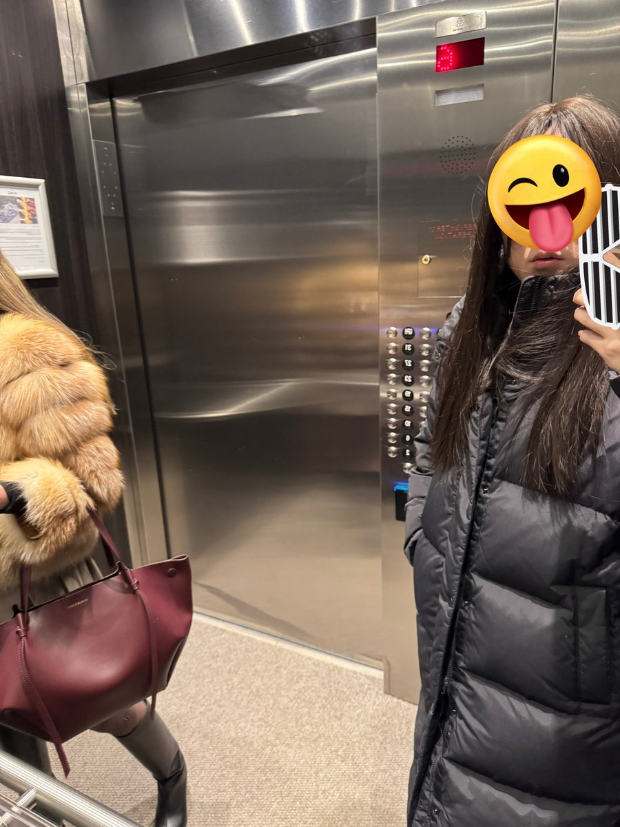 今晚微醺后陪老婆拍摄，开车去天台拍视频，被黑哥开车尾随；跑到square one室外停车场，被三哥开车尾随，我俩都是丝腿加高跟，可能太容易让这种lowb人士上头，最后去室内帮老婆拍完了，无语。。。

#wata #pegging #4i #cdm #sub #多伦多 #灰丝 #黑丝 #凌