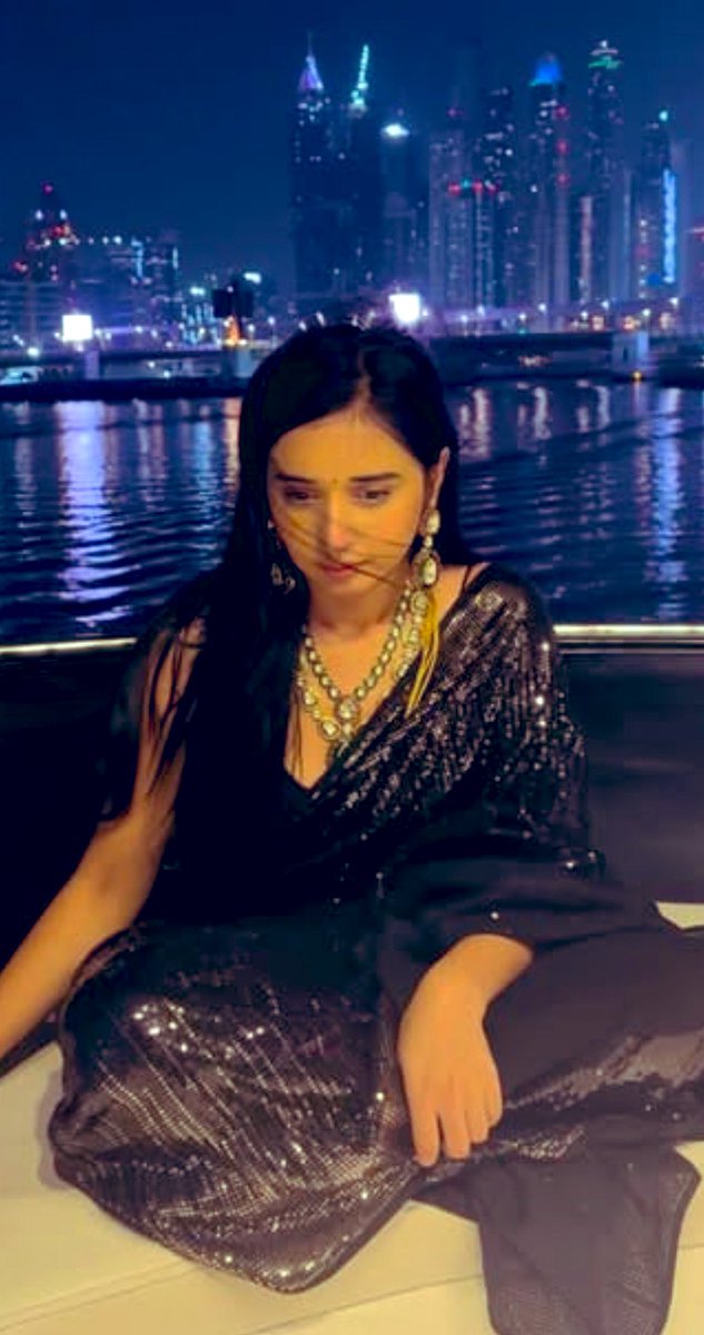 LoveSin35377263's tweet photo. The light air touching the face the serenity in the voice the view of vast ocean ..This picture is so picture perfect #TanyaMittal https://t.co/utYv0c91nM