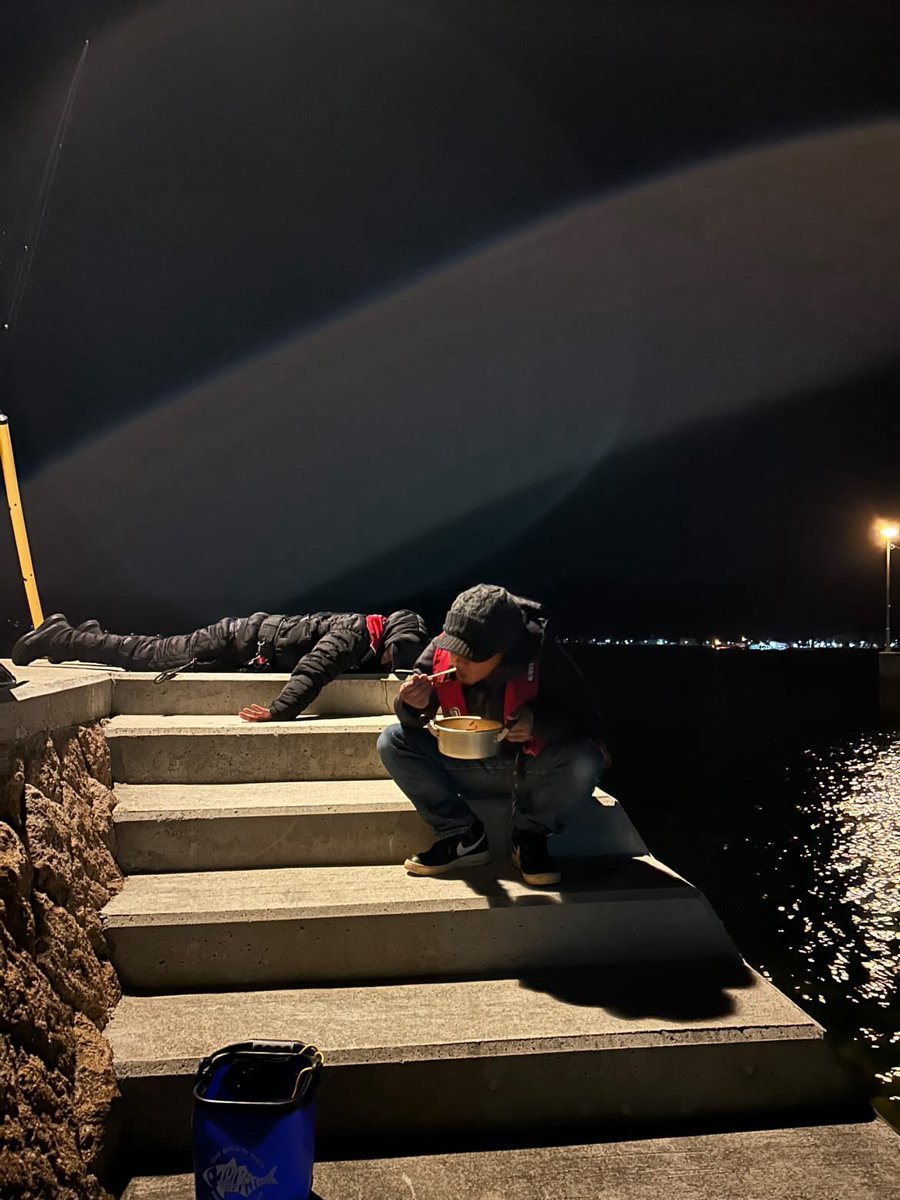 yasuco_835's tweet image. 広島爆風アジング🥹

息が出来ないほどの向風
２gを全力キャストして
１５カウント待ち（沈んでるかは不明w）
糸ふけを取る感じで巻いてジグヘッド位置確認の為のトントン
の爆風足元明暗メソッドで爆風メバルに🥹

フード取れて帽子飛んでった🌪️

マザーがまだ混ざる。
もう少し先かな…。