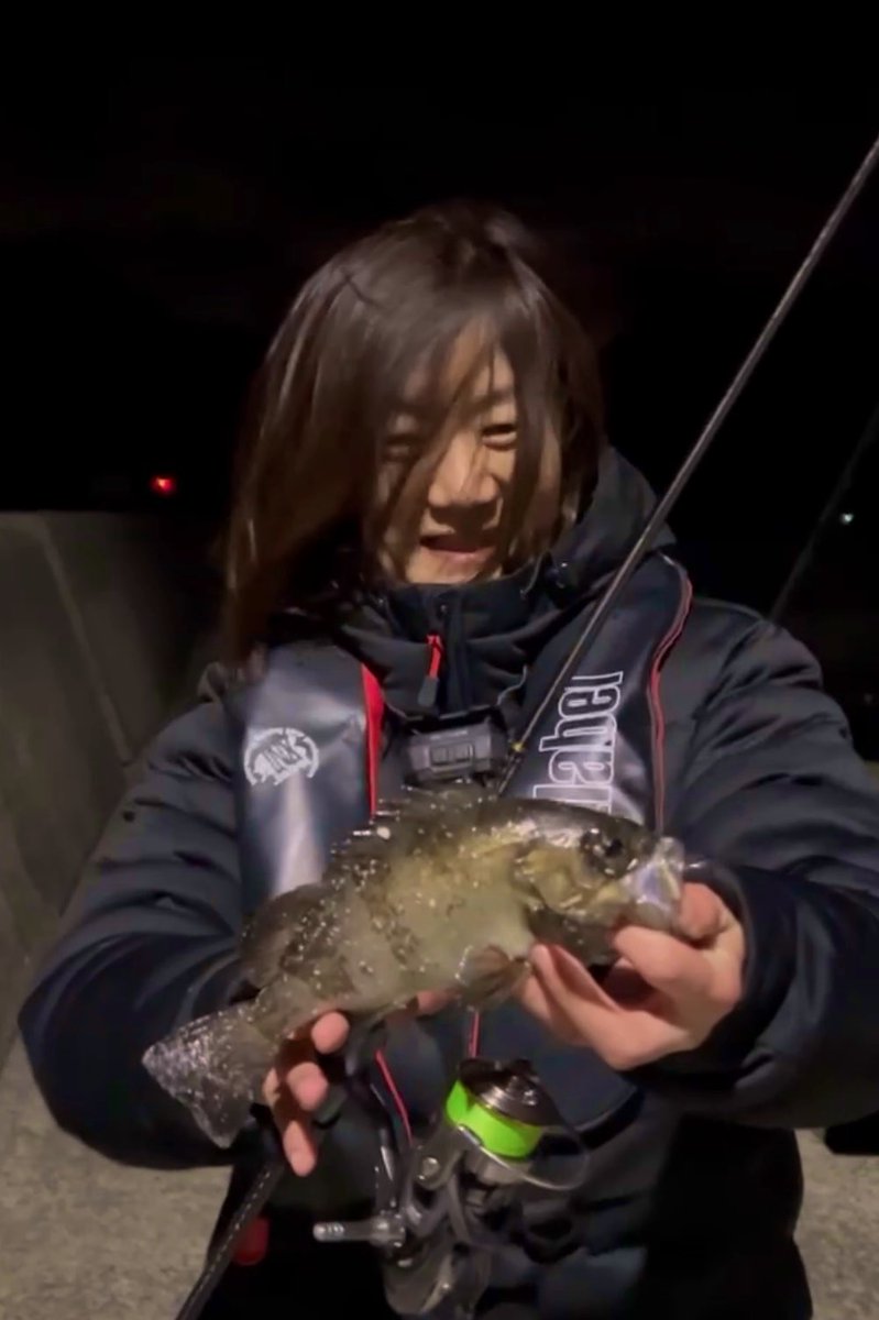 yasuco_835's tweet image. 広島爆風アジング🥹

息が出来ないほどの向風
２gを全力キャストして
１５カウント待ち（沈んでるかは不明w）
糸ふけを取る感じで巻いてジグヘッド位置確認の為のトントン
の爆風足元明暗メソッドで爆風メバルに🥹

フード取れて帽子飛んでった🌪️

マザーがまだ混ざる。
もう少し先かな…。