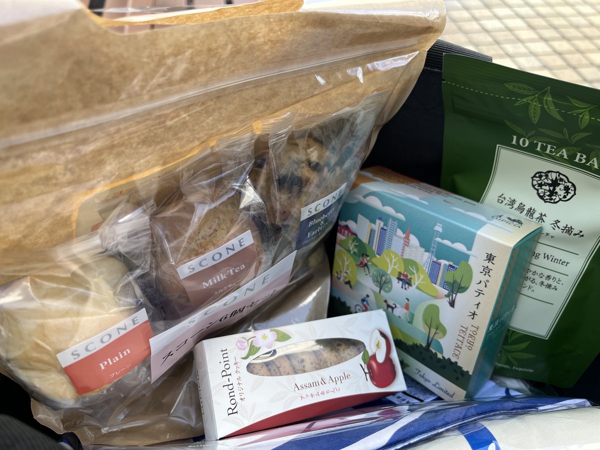 rangec's tweet image. ルピシアがあったから、更新のために3000円分買った。
セールでちょっと安くて3000円に足りなかったから、いつも買えないロンポワンも買った！
ところで今日の東京暖かすぎやしませんか。外でパン食べても何も寒くない。インナーダウンも脱いでる。