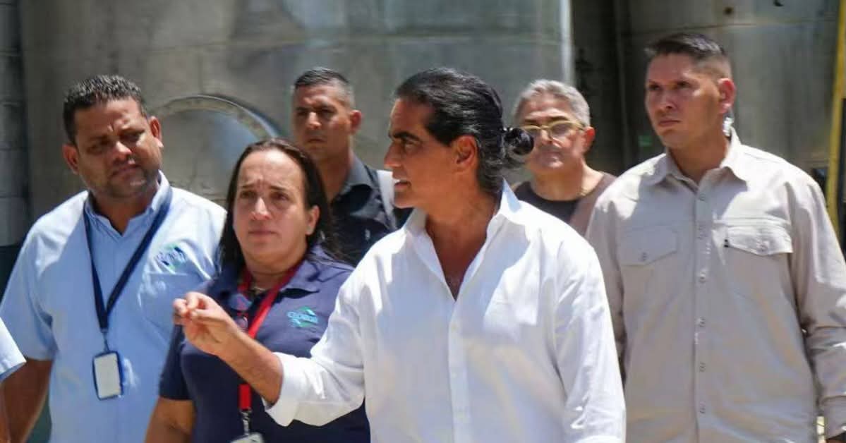 Ministro Alex Saab <a href="/AlexNSaab/">Alex Saab</a>, indicó que durante el año 2025 los empresarios nacionales e internacionales han aceptado la invitación de invertir en la nación, llegando a registrar:
🔺57% Inversión nacional
🔺47%  Inversión internacional
🔺229 Nuevas plantas industriales.