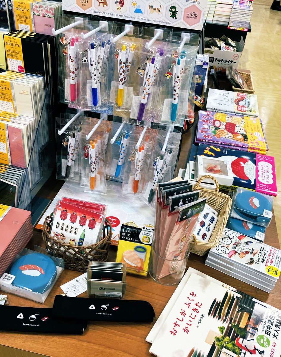 もう一つ、新しいフェアのご紹介です✨
皆様が大好きな『🍣O-SU-SHI🍣』
お寿司に関連した書籍を中心に可愛い文具、雑貨もご用意。
見ているだけで、お寿司を食べたくなってしまいます。
皆様も是非、お手に取ってご覧くださいませ♪
#お寿司　#文具