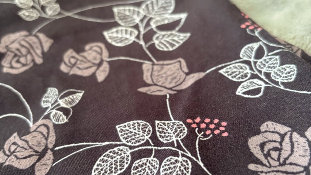 ｢〇〇する時もっと骨盤を引き上げて！｣
先生が手を添えてくれると、もたっとした腰まわりがスっと綺麗なラインになる
形状記憶しておきたい
今日もレッスン楽しかった