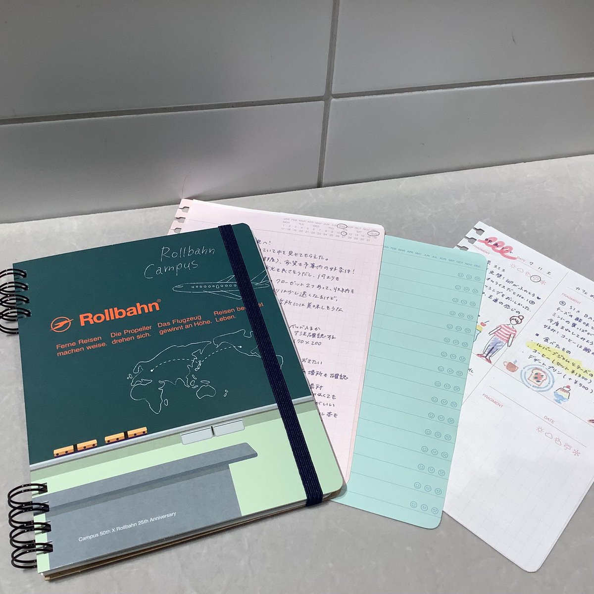 「Campus×Rollbahn」コラボレーションアイテムに、ロルバーン フレキシブル カバー 360° Lが登場しております！
付属のリフィルは3種類で、1行日記、ブロック、方眼デイリーいずれも5枚ずつセットされています。
在庫が少なくなっているものもございますので、お求めの方はお早めにご来店ください。