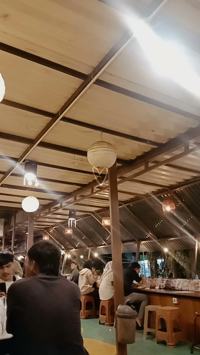 lchizue's tweet image. keliling UI skalian sarapan siang di kantin FIB sama malmingg♡