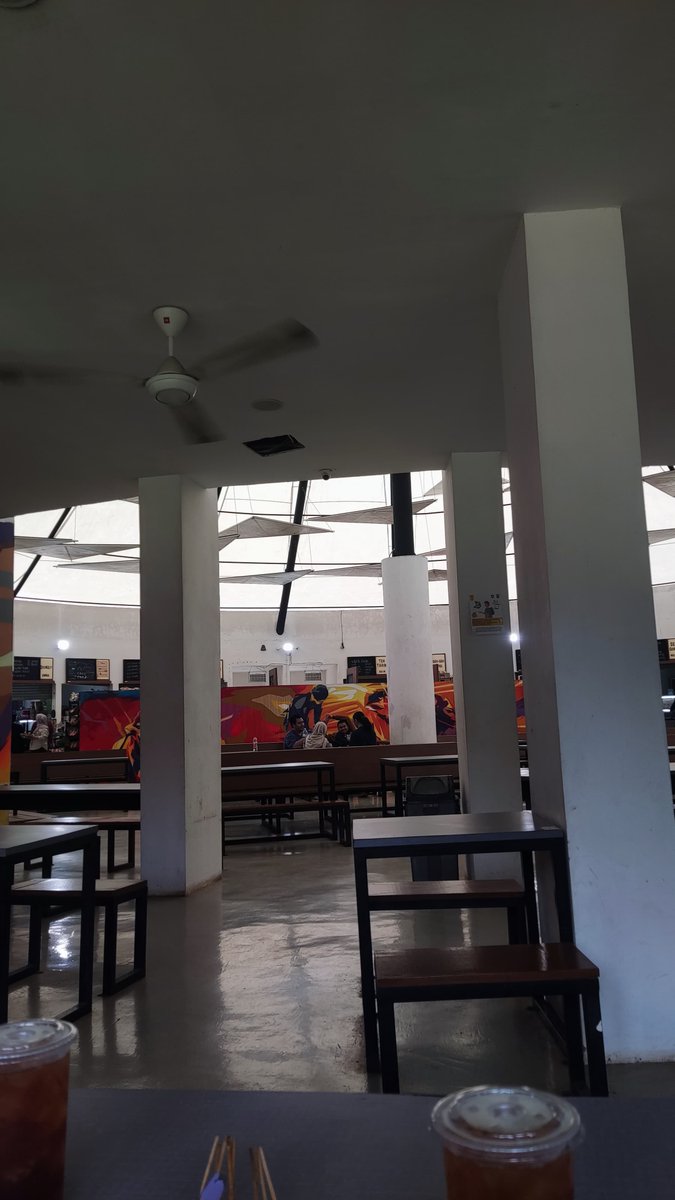 lchizue's tweet image. keliling UI skalian sarapan siang di kantin FIB sama malmingg♡