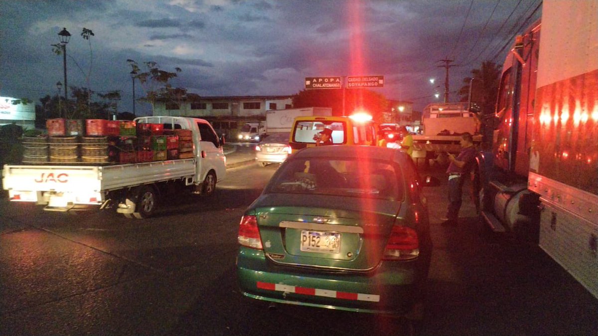 Una Policía de la división de tránsito resultó lesionada luego que un vehículo la impactara mientras realizaba su  trabajo de dirigir el tránsito.
El hecho ocurrió en la 24 avenida norte frente al redondel la isla y mercado la tiendona.
<a href="/alertacomando/">ComandosdeSalvamento</a> la trasladaron a un