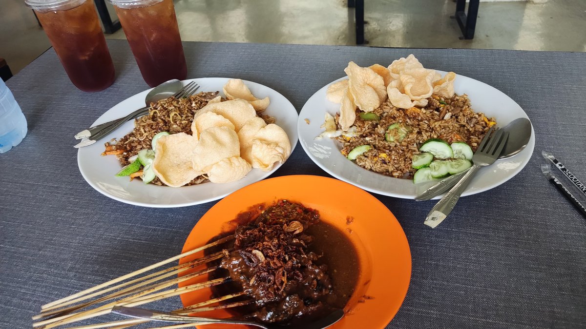 lchizue's tweet image. keliling UI skalian sarapan siang di kantin FIB sama malmingg♡