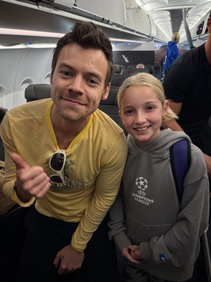 hsdaily's tweet image. Harry with a fan recently! (via sachakljestan)