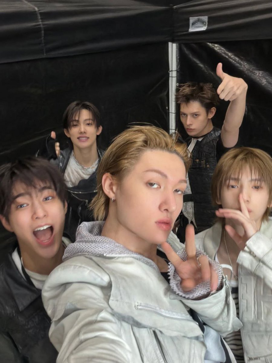 Matrinn's tweet image. The "onion" style of dressing—hoodies under leather jackets, mesh under vests, and tactical straps over everything is the way we dress.