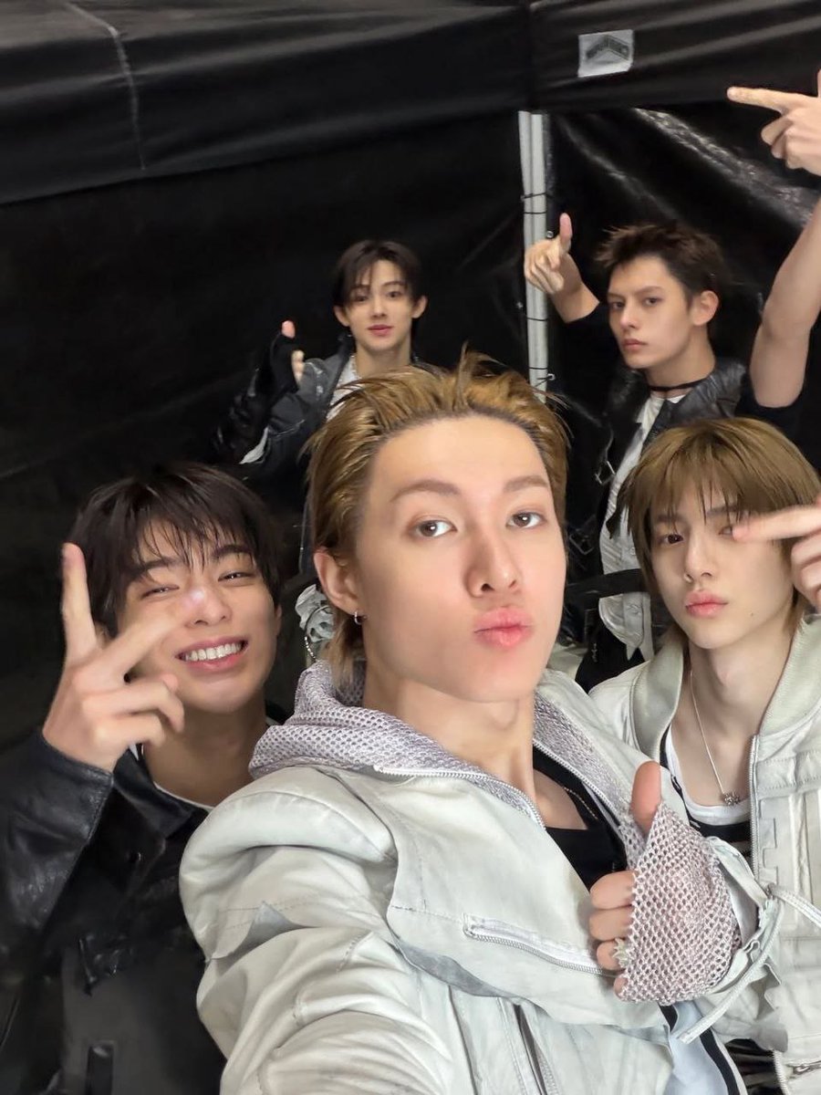 Matrinn's tweet image. The "onion" style of dressing—hoodies under leather jackets, mesh under vests, and tactical straps over everything is the way we dress.