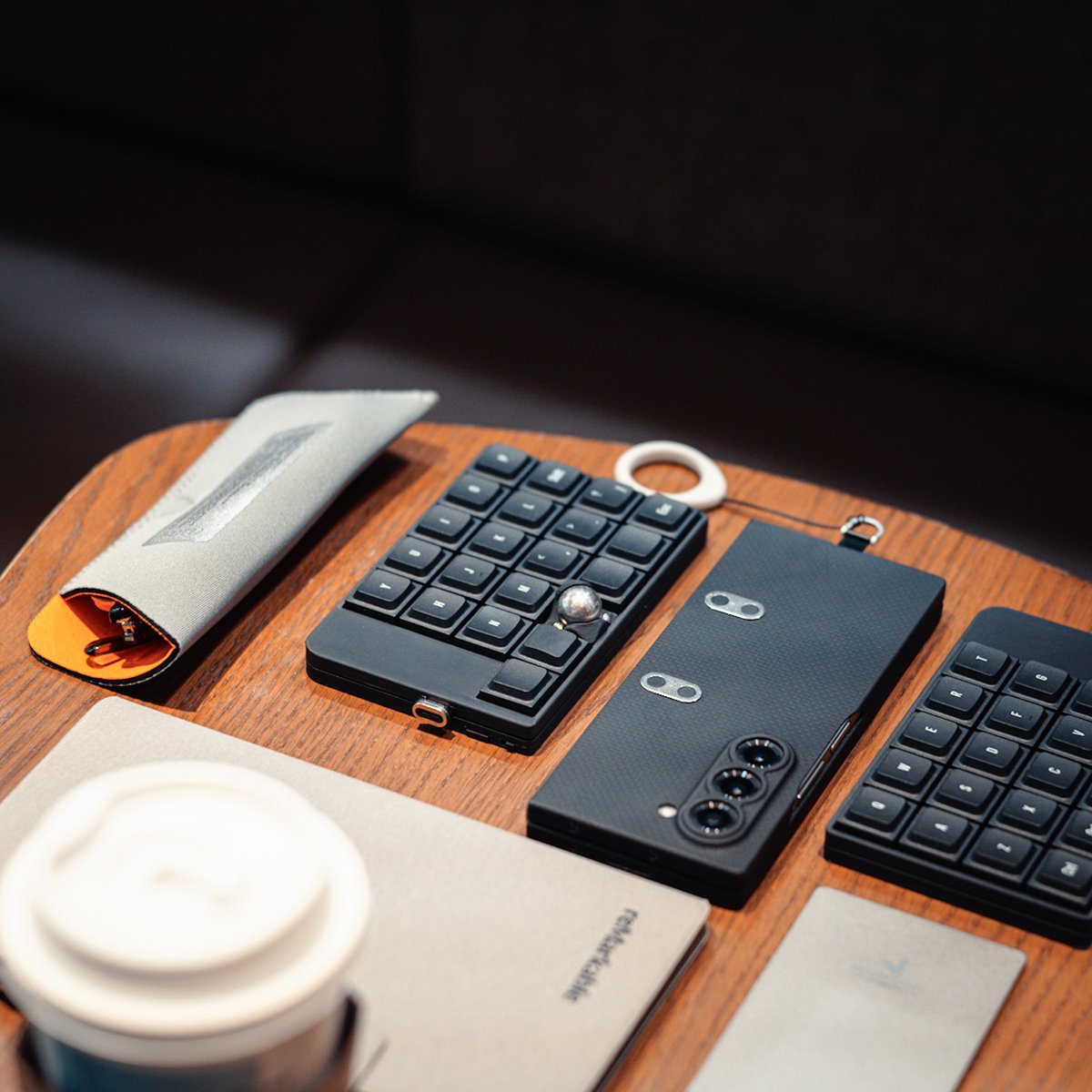 なんだろう。

LiNEA40、時間が経つほど愛着が増してくるデザインなんですよね。

最初は

「ステキそうだけど、まぁ他にも大好きなキーボードを数十個は持っているし、とりあえず保留でええか」

って感じで出遅れてました。