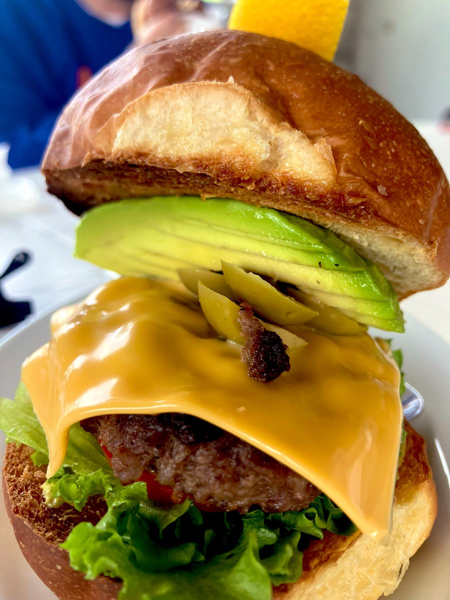 具は自分でチョイスするタイプのバーガーでトマト、レタス、アボカド