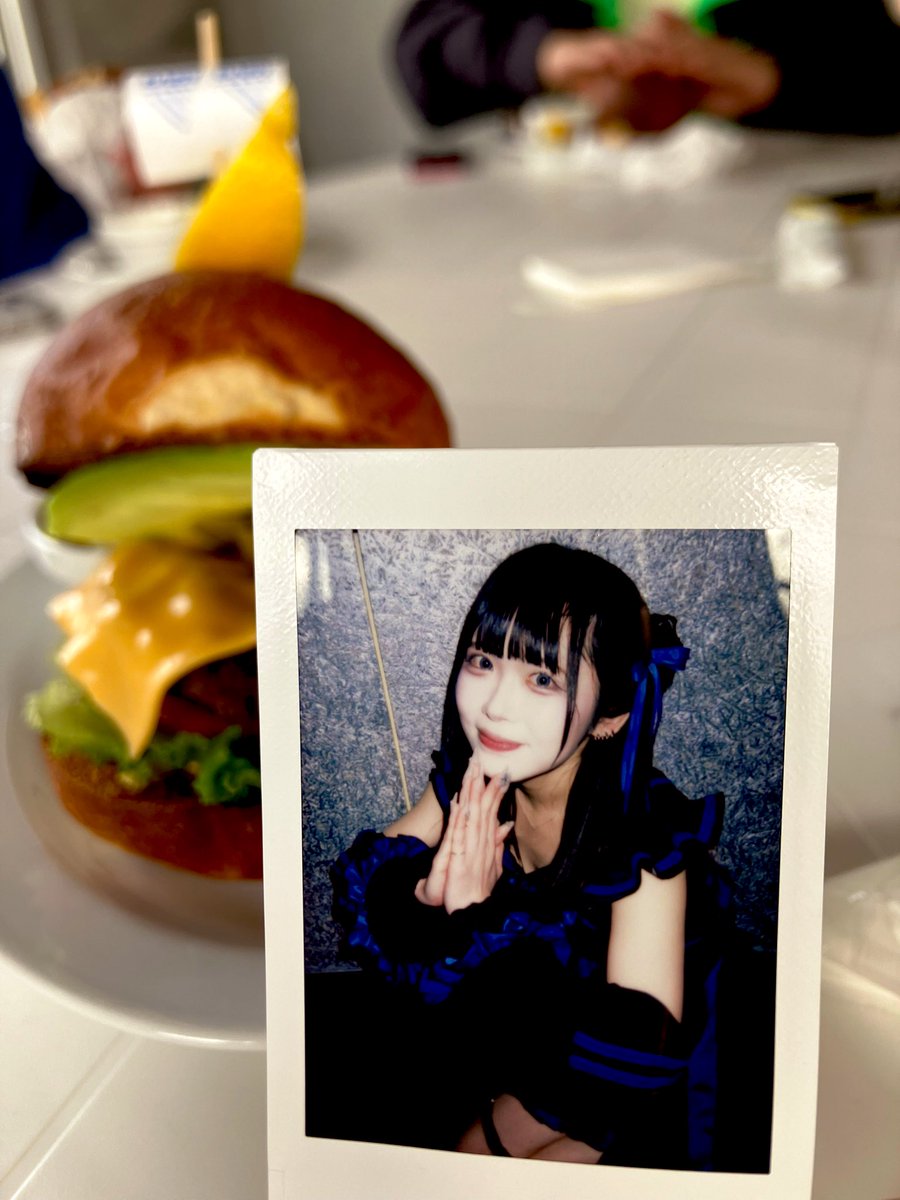 具は自分でチョイスするタイプのバーガーでトマト、レタス、アボカド