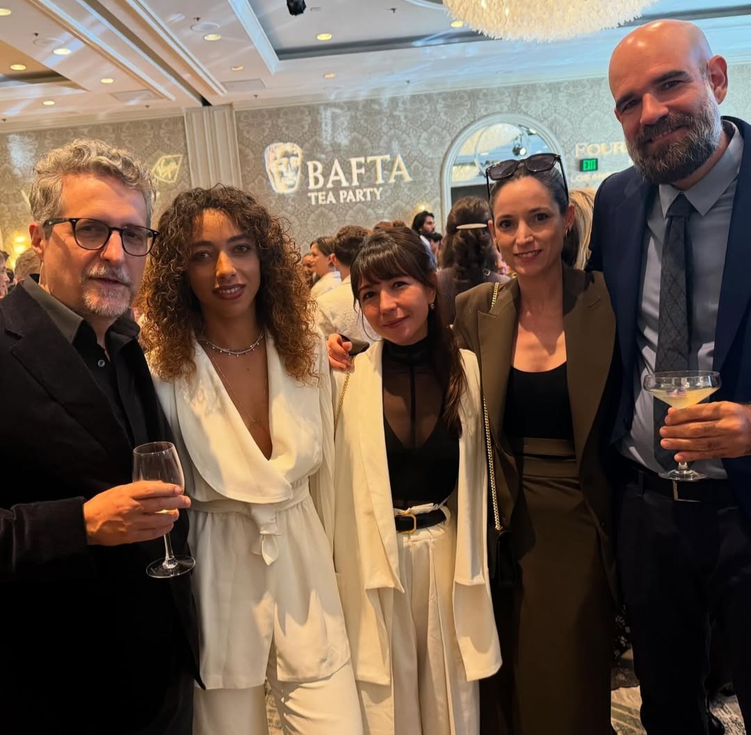 acervoalicinha's tweet photo. Alice Carvalho com equipe de 'O Agente Secreto', Kleber Mendonça Filho, Emilie Lesclaux, Silvia e Leo Lacca 🤍 #BAFTATeaParty https://t.co/tKkxNs87v9