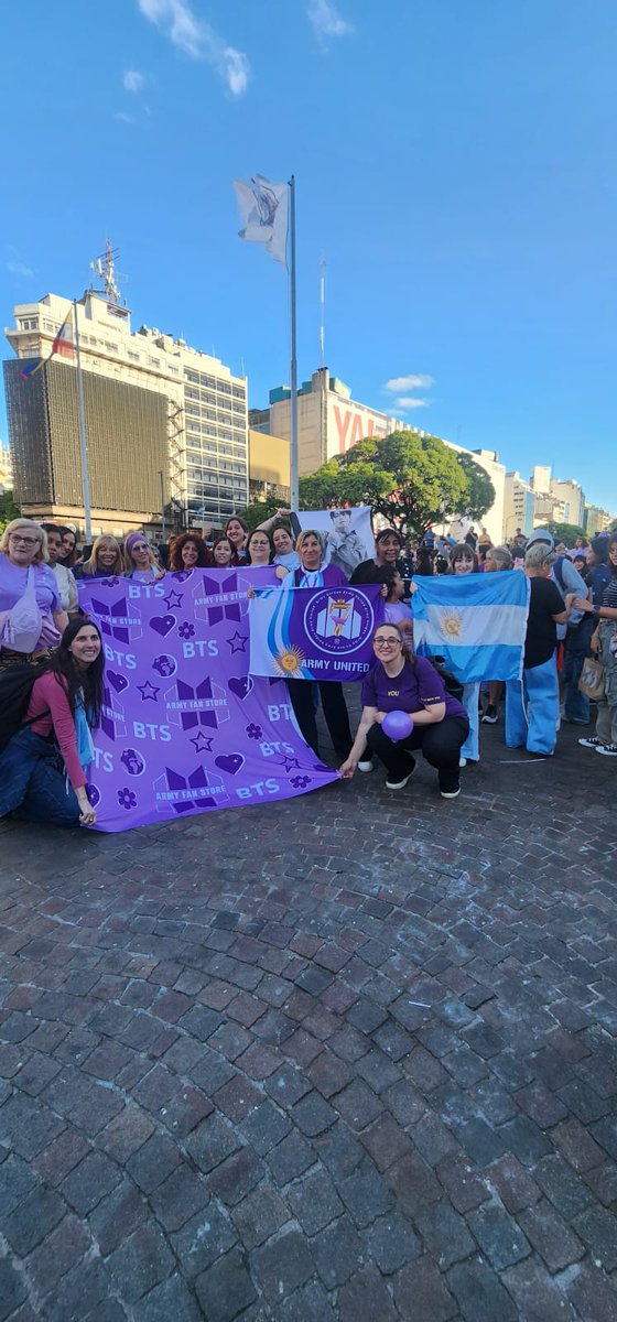 Proyecto_Morado's tweet photo. Army Argentina está en movimiento y con proyectos hermosos para hacer notar que queremos a BTS en Argentina 💜 uno de esos proyectos es el nuestro. De verdad ansiamos fechas en nuestro país de hace años @dfallaccess @hybe_latam #proyectomoradoarg #BTSARGENTINA2026 #tourbtsarg https://t.co/lY8FVleWai