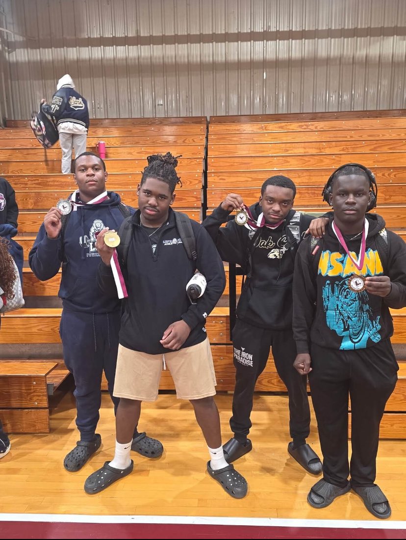 KederekW's tweet photo. Had a great day lifting today at the Hillsboro invitational meet 
Took home the gold medal (1st place )
Squat:485
Bench:315 
Deadlift:500
TTL pounds :1300
@CoachBoyefio 
@CoachWeltonJ https://t.co/6VTl62IRtd