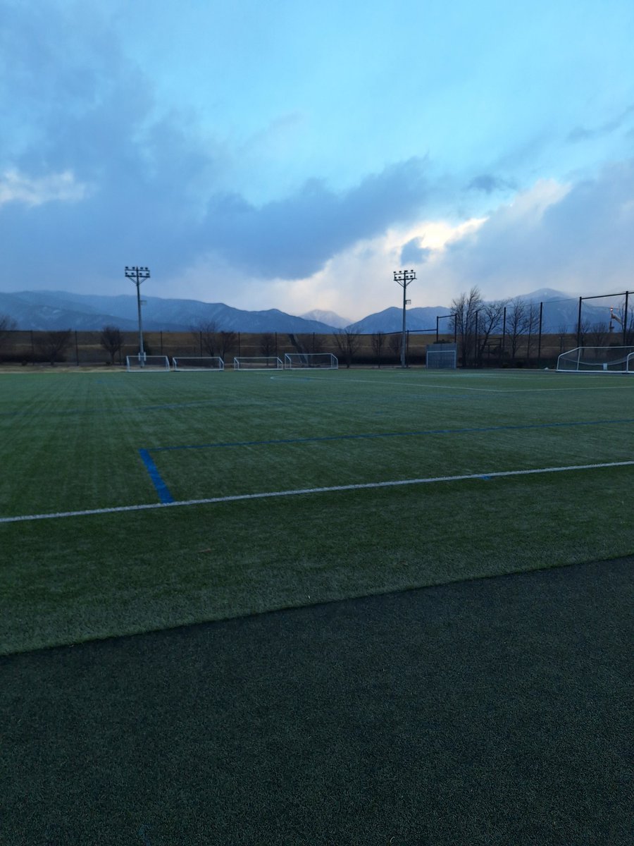 CuoreFc's tweet photo. 1/11市営サッカー場にて初蹴りを行い、チーム始動に伴ってミーティングをしました！

ここから１年このチームがどの様に変化していくかは自分達次第。

チャレンジ精神を忘れず挑戦をしていきたいと思います⚽

今年も宜しくお願い致します！ https://t.co/e2zXD07972