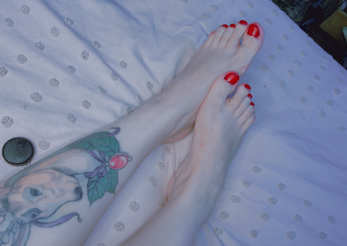 Me encanta el rojo en mis pies.